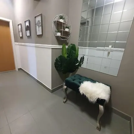 Apartment Station Apartment, Location In
