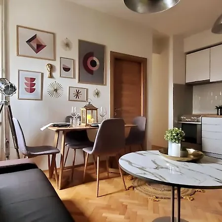 Apartment Station Apartment, Location In