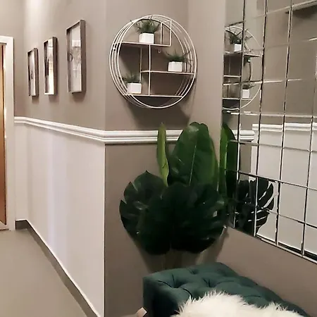 Station Apartment, Location In アパート *