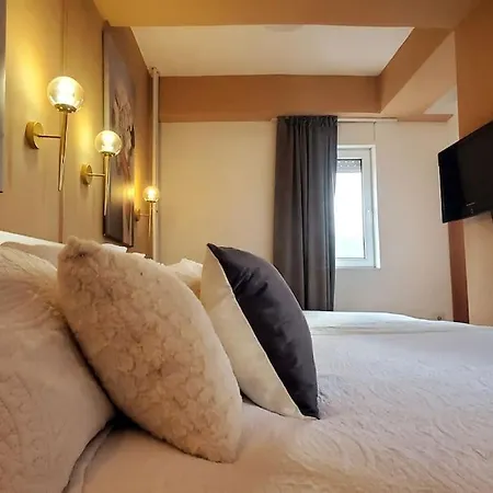 アパート Station Apartment, Location In *