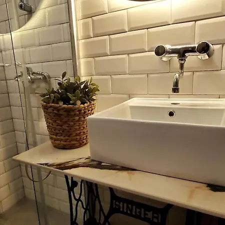 Station Apartment, Location In アパート *