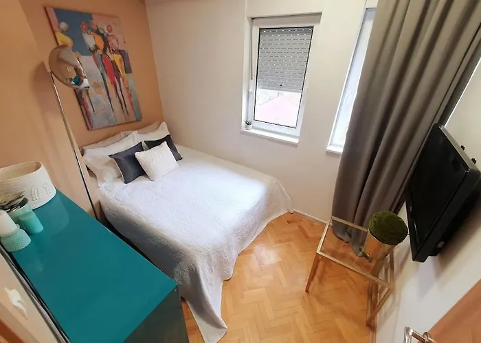 Station Apartment, Location In *